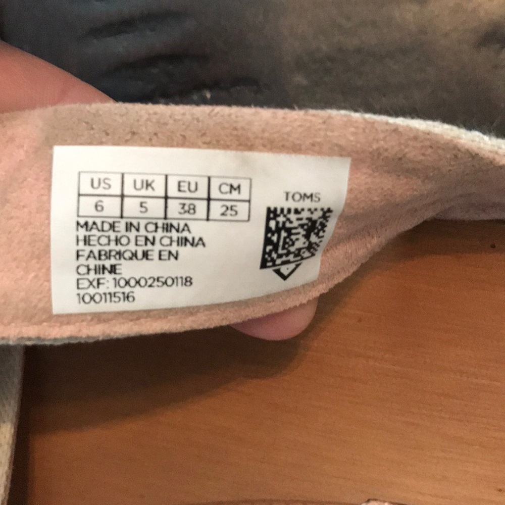 Toms slides,size 6 kids but fits ladies size 7M - Picture 3 of 5